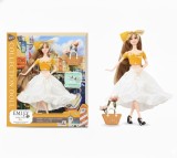 Papusa Emily Fashion cu tinuta de vara si gentuta