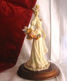 BIBELOU FIGURINA LEONARDO COLLECTION PE SUPORT DIN LEMN - SUMMER BOUQUET 1994