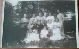 Fotografie tip carte postala, reuniune de familie, perioada interbelica