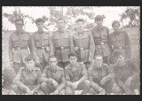 Grup de Soldați Rom&acirc;ni &icirc;n Uniformă - Poză Militară R.S.R. - Tineri Recruți - Portret de Cazarmă - Fotografie Rom&acirc;nească vintage, anii 1970.