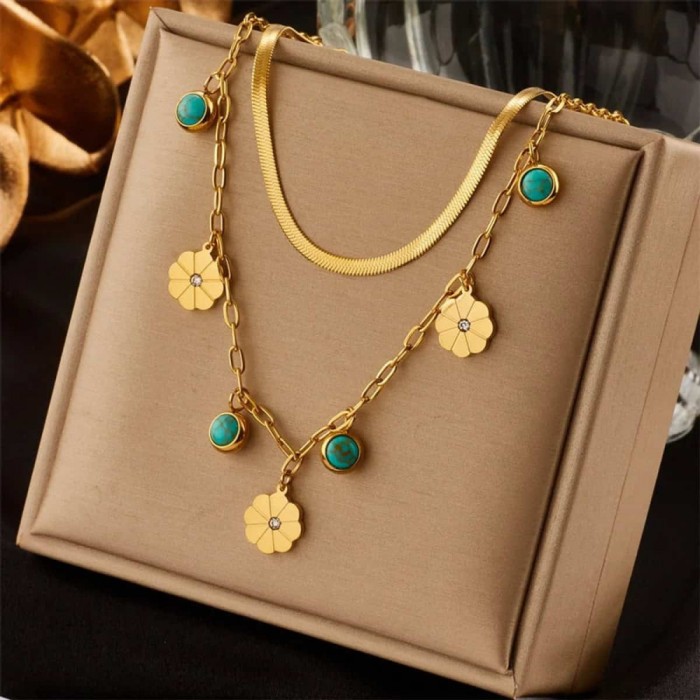 Set Coliere Aurii cu Pandantive Flori si Piatra Turcoaz &ndash; Accesoriu Elegant
