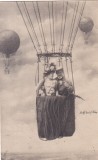Scena romantica cu indragostiti intr-un aerostat deasupra norilor (circulata)