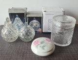 Cumpara ieftin Lot 4 x bomboniera vintage: 2 Crystal multi-purpose (bomboniera, bijuterii, scrumiera), 1 cristal English Home + 1 portelan Limoges / Le Roy, France