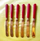 H148-Set 6 cutite prajituri vechi maner bachelita rosu- visinie marca epns perioada interbelica 1930-40 stare buna. L-16,5 cm, maner 7/ 13 cm.