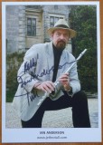 Autograf al c&acirc;ntărețului textier și multi-instrumentalist britanic, Ian Anderson, din trupa rock britanică Jethro Tull