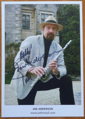 Autograf al c&amp;acirc;ntărețului textier și multi-instrumentalist britanic, Ian Anderson, din trupa rock britanică Jethro Tull foto