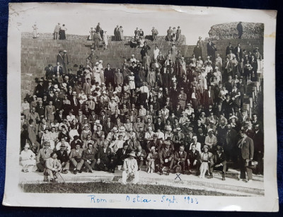 ROMA - OSTIA , FOTOGRAFIE DE GRUP IN AMFITEATRUL ROMAN , MONOCROMA PE HARTIE LUCIOASA , DATATA 1933 , ONDULATA SI CU SEMNE DE UZURA * foto