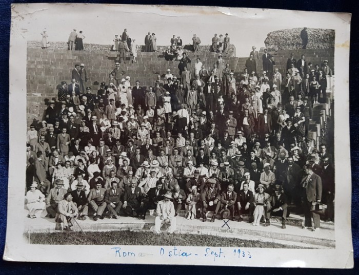 ROMA - OSTIA , FOTOGRAFIE DE GRUP IN AMFITEATRUL ROMAN , MONOCROMA PE HARTIE LUCIOASA , DATATA 1933 , ONDULATA SI CU SEMNE DE UZURA *