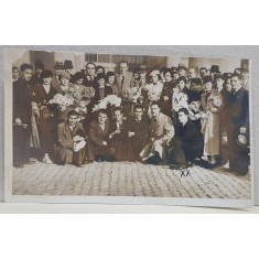 FOTOGRAFIE DE GRUP CU DOMNI SI DOAMNE CU BUCHETE DE FLORI , FOTOGRAFIE MONOCROMA, FOTO REPORTAJ GH. IONESCU , PERIOADA INTERBELICA , PREZINTA EXFOLIER