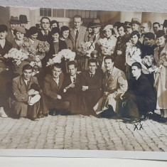 FOTOGRAFIE DE GRUP CU DOMNI SI DOAMNE CU BUCHETE DE FLORI , FOTOGRAFIE MONOCROMA, FOTO REPORTAJ GH. IONESCU , PERIOADA INTERBELICA , PREZINTA EXFOLIER