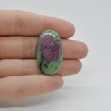 Cabochon rubin in zoisit 33x20x6mm c14