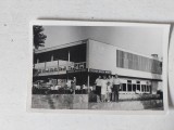 Fotografie veche anii 60, familie in fata la Restaurant Briza Marii, 9x6cm, alb-negru