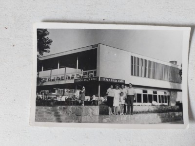 Fotografie veche anii 60, familie in fata la Restaurant Briza Marii, 9x6cm, alb-negru foto