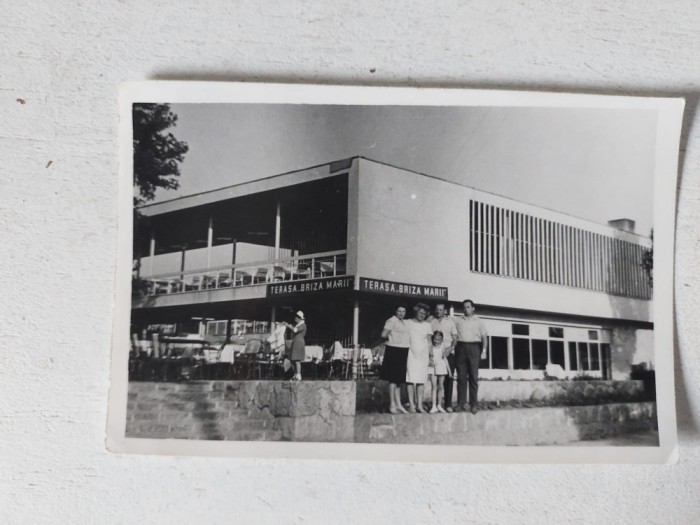 Fotografie veche anii 60, familie in fata la Restaurant Briza Marii, 9x6cm, alb-negru