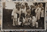 Fotografie de grup cu tineri in port// perioada interbelica