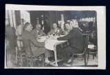 DOMNI SI DOAMNE LA MASA , IN RESTAURANT DIN GIURGIU , FOTOGRAFIE TIP CARTE POSTALA , MONOCROMA , NECIRCULATA , PERIOADA INTERBELICA