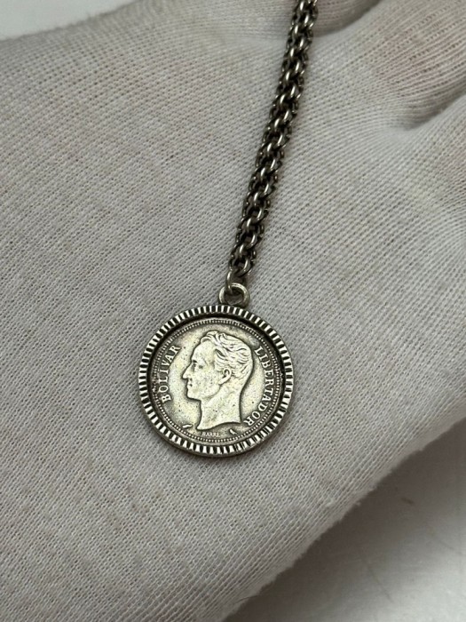 BRELOC CHEI ARGINT 835 - Moneda BOLIVAR - 1960 - Vintage !