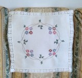 Mileu/ Centru de masa Vintage din bumbac cu broderie manuala florala