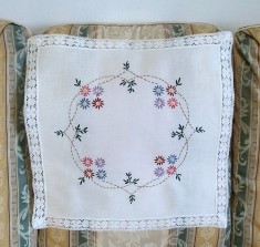 Mileu/ Centru de masa Vintage din bumbac cu broderie manuala florala