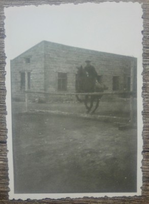 Militar calare in cursa cu obstacole// fotografie perioada interbelica foto