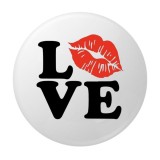 Cumpara ieftin Insigna rotunda LOVE cu imprimeu buze rosii, model clasic romantic, 58 mm, prindere cu ac