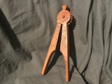 Spargator de alune sau nuci model deosbit din lemn cu elemente traditionale !