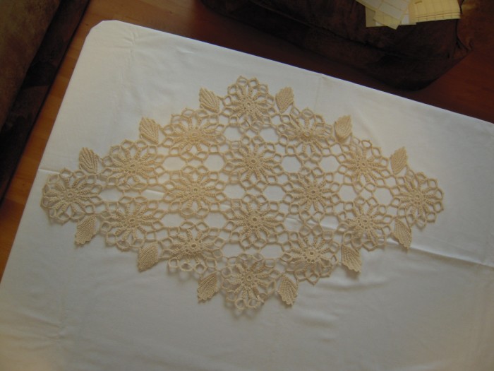 Macrame (mileu) de culoare bej (2) forma de romb, avand diagonalele de 95x55 cm