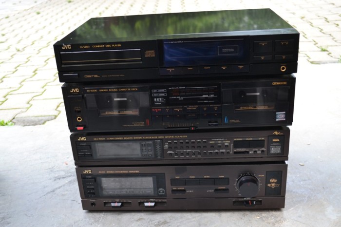 Linie JVC AX 33