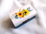 Cutie din lemn decorata cu flori galbene 38272