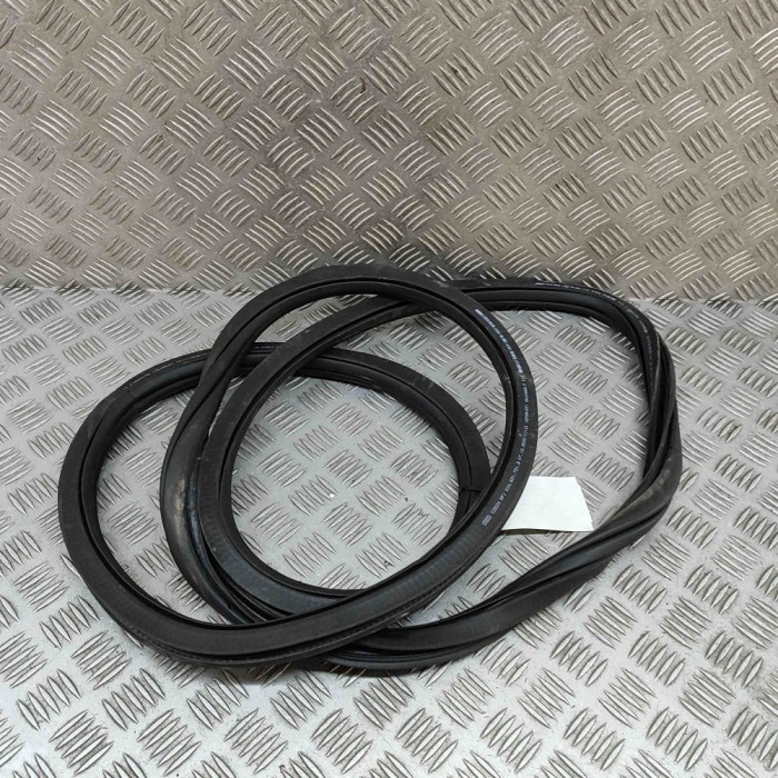 Garnitura ușă dreapta față AUDI Q2 GA 2020 OEM: 81A831721B