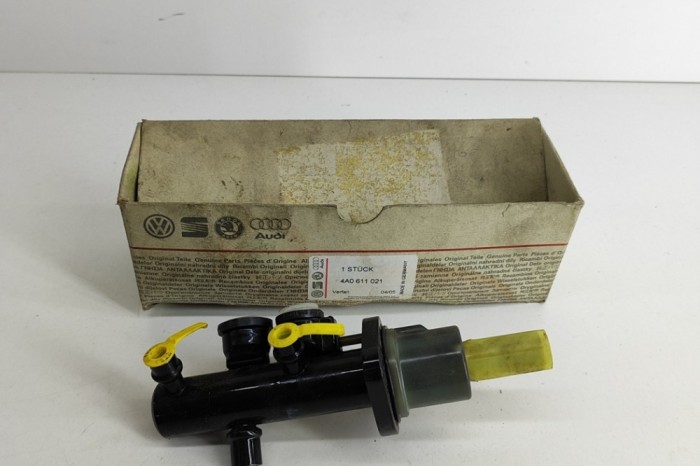Cilindru de fr&acirc;nă AUDI 100 4A, C4 1990 OEM: 4A0611021 24312878
