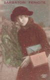 Ilustrata colorizata manual cu o femeie eleganta in palton visiniu, tinand