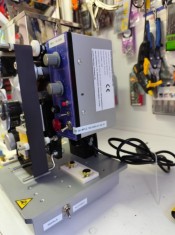 Masina pentru tiparirea datelor pe materiale plate