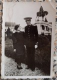 Militar cu sotia langa statuia lui Matei Corvin, Cluj// fotografie, Romania 1900 - 1950, Portrete