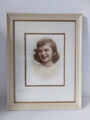 Fotografie veche inramata tablou, fata tanara, cu margele de perle, rama alba cu auriu, passpartout alb, 29x37x2cm foto