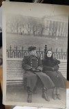 Fotografie, militar cu prietena, in parc, dupa al doilea razboi mondial