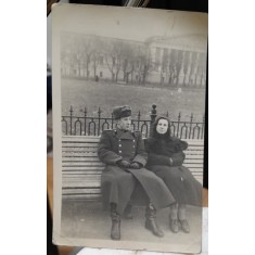 Fotografie, militar cu prietena, in parc, dupa al doilea razboi mondial