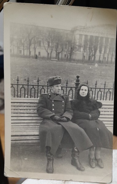 Fotografie, militar cu prietena, in parc, dupa al doilea razboi mondial