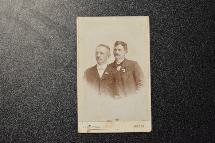 Fotografie CDV Atelier Ravasz Imre Aradon Arad doi barbati