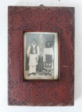 Fotografie veche de familie (port popular) &icirc;n ramă interbelica originală sculptată, cu inscripție datată 1937