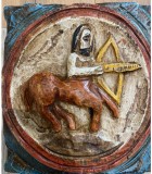 Sculptură &icirc;n lemn, stil brutalist, Săgetător, semn zodiacal, centaur cu arc, basorlief cu adancime mare, lemn masiv, pictat manual