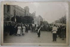 FOTOGRAFIE DE GRUP , CORTEGIU MORTUAR LANGA DRICUL TRAS DE CAI , IN EXTERIOR , PERIOADA INTERBELICA , FORMAT CARTE POSTALA