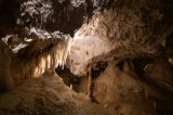 Tablou Canvas, "Regatul ascuns al stalactitelor și stalagmitelor", Stalactite, Stalagmite, Cavern, Subteran, Formatiuni, Mineral, Lumina, Umbra, 39 x