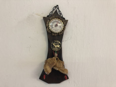 Termometru rustic tirolez,din lemn,cu bocanci miniaturali foto