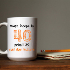 Cană personalizată "Viața începe la 40..." Termosensibila-galben-interior