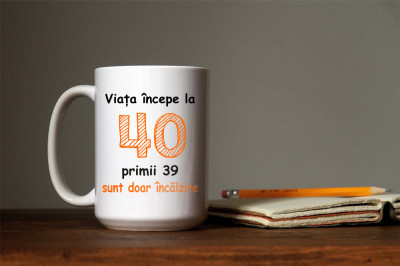 Cană personalizată &amp;quot;Viața &amp;icirc;ncepe la 40...&amp;quot; Termosensibila-rosu-sclipici-exterior foto