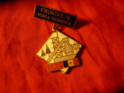 Insigna Fruntas in munca patriotica , h=3,5cm foto