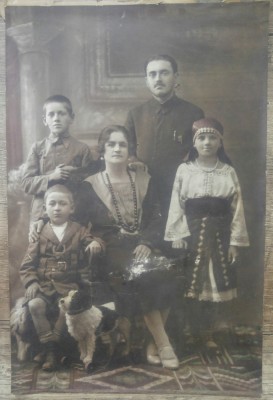 Portret de familie, fetita in port, copil cu jucarie// perioada interbelica foto