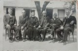 Fotografie, Grup de barbati, in mijloc un preot, perioada interbelica