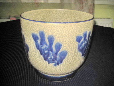 3008-Jardiniera veche cu flori albastre din ceramica. foto